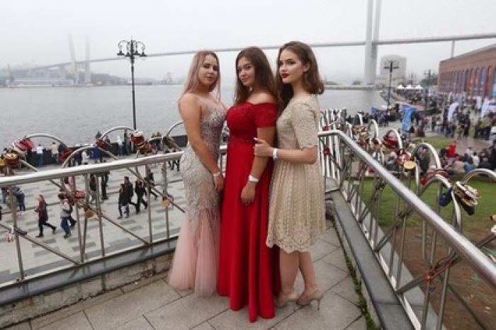 Названа средняя стоимость выпускных платьев в Москве