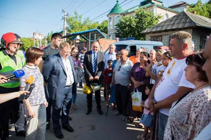 Oamenii care au suferit în urma prăbuşirii blocului locativ din Otaci au fost asiguraţi că li se vor acoperi pagubele şi vor avea un loc de trai cât mai curând