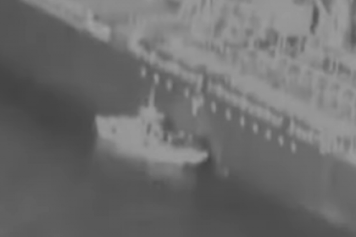 Опубликовано видео демонтажа мины с танкера в Оманском заливе