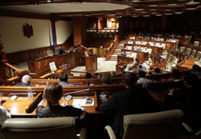 ПАРЛАМЕНТ МОЛДОВЫ ПРОДОЛЖИТ ЗАСЕДАНИЕ ДО ПОЗДНЕЙ НОЧИ
