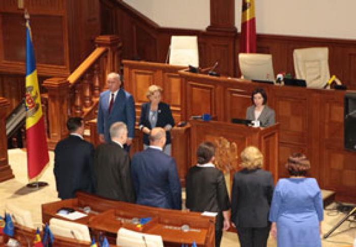 ПАРЛАМЕНТ ВЫРАЗИЛ ВОТУМ ДОВЕРИЯ НОВОМУ ПРАВИТЕЛЬСТВУ СТРАНЫ ВО ГЛАВЕ С ЛИДЕРОМ ПРАВОЙ ОППОЗИЦИИ МАЙЕЙ САНДУ