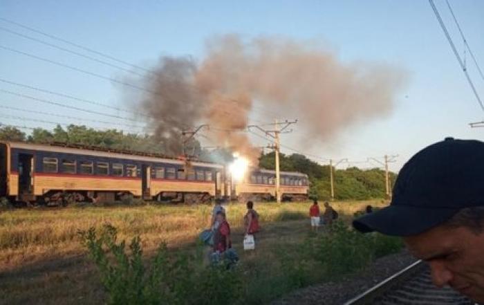 Пассажиры прыгали из вагонов, не дожидались остановки: в Украине на ходу загорелась электричка