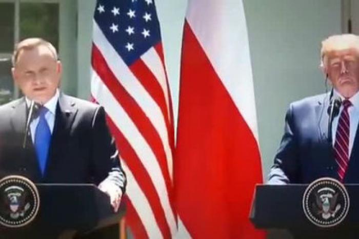 Паук свил паутину между Трампом и Дудой