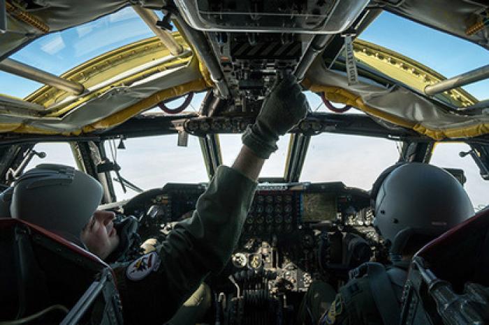 Перехваченный Су-27 вблизи Крыма B-52 аварийно сел
