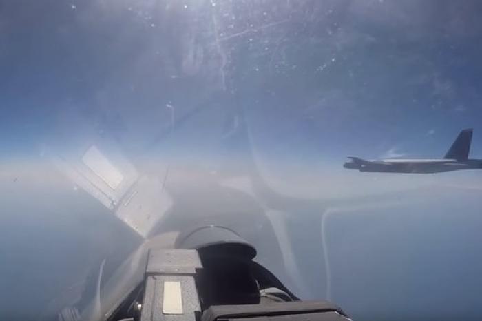 Перехват бомбардировщика США у границ России показали на видео
