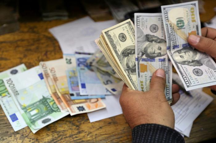 Политика США заставила заменить доллар на евро