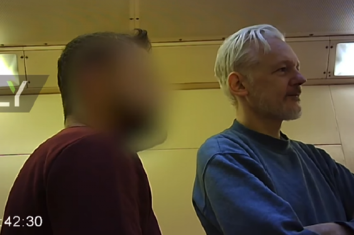 Появилось видео с Ассанжем в британской тюрьме