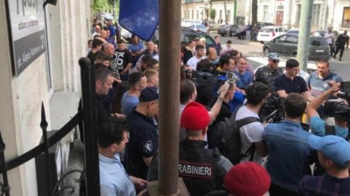 Протест у офиса ПДС: Сторонники Майи Санду против ее решения уступить ПСРМ должность спикера