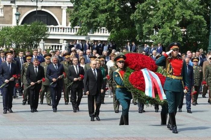 Путин возложил венок к Могиле Неизвестного Солдата