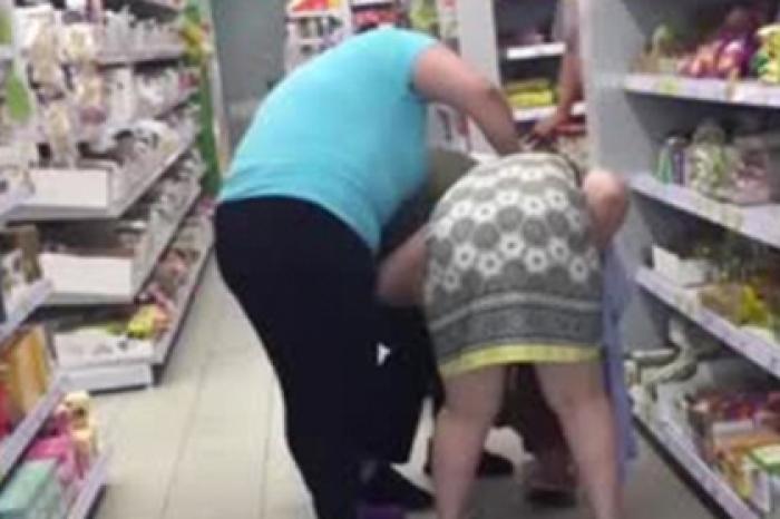 Россиянку оттаскали по полу в супермаркете из-за конфет