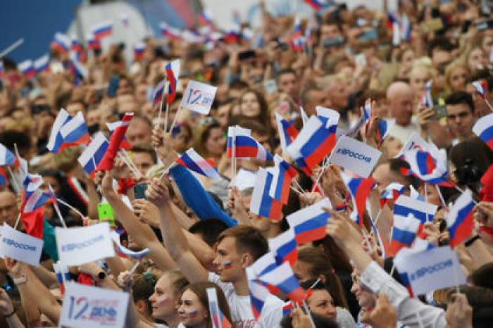 Россиян поздравили из космоса