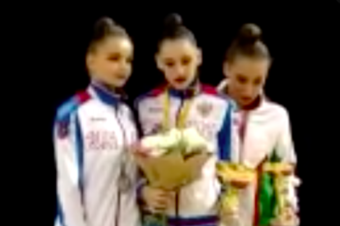 Российских гимнасток наградили под гимн СССР
