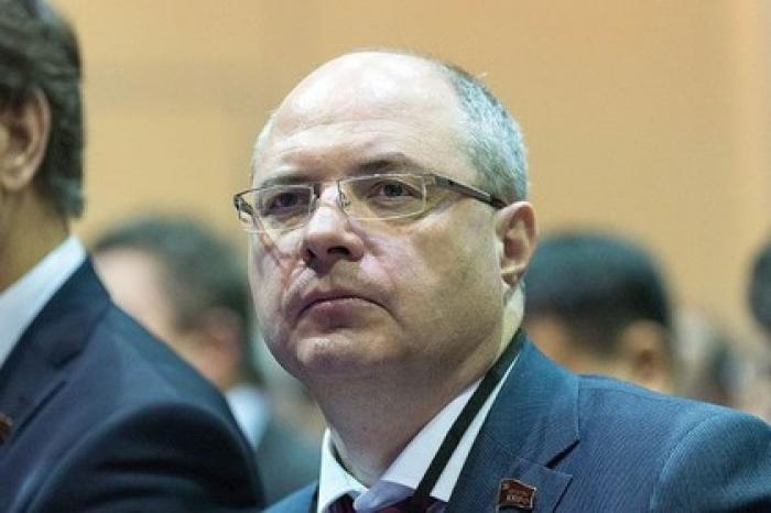 Севший в кресло главы грузинского парламента российский депутат объяснился
