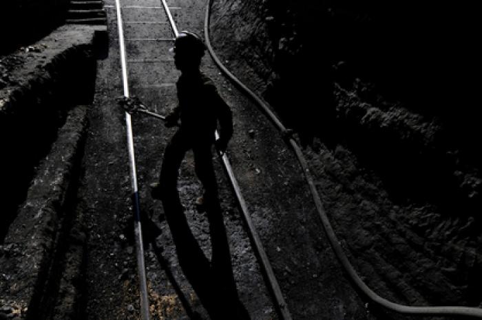 Шахта обвалилась на людей и вызвала землетрясение в Китае