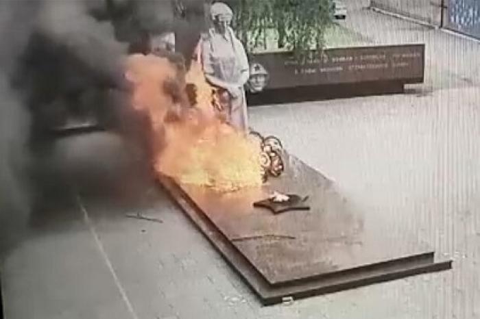 Школьники подожгли траурные венки от Вечного огня и убежали