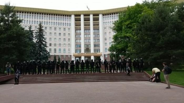 Спецназ Fulger мобилизуется: Четыре машины замечены в центре столицы