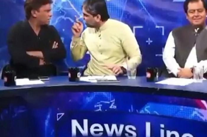 Спор политика и журналиста перерос в мордобой в прямом эфире