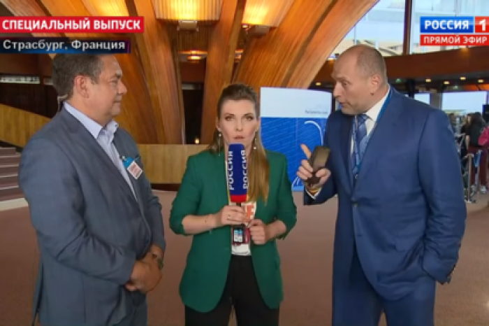 Толкнувший Скабееву украинский депутат снова пристал к ней в ПАСЕ