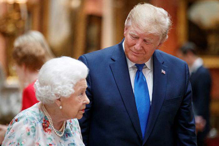 Трампа уличили в нарушении протокола и странном приветствии королевы