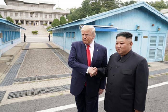 Трамп и Ким Чен Ын обменялись рукопожатием