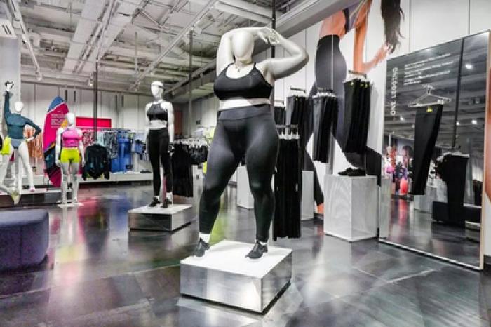 Тучный манекен в магазине спортивной одежды разозлил покупателей