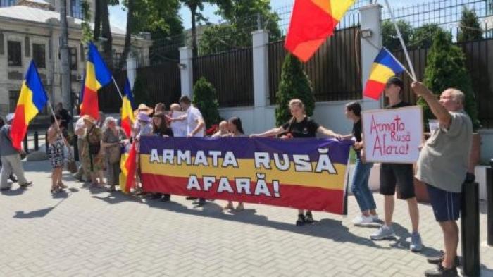 Унионисты организовали флешмоб у посольства России в Кишиневе