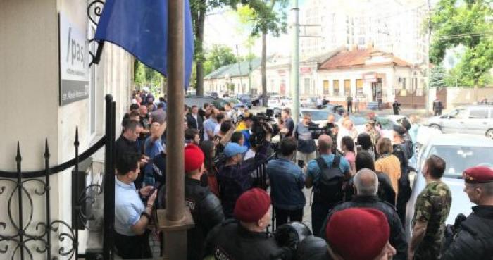 Унионисты протестуют у офиса ПДС против решения партии Майи Санду