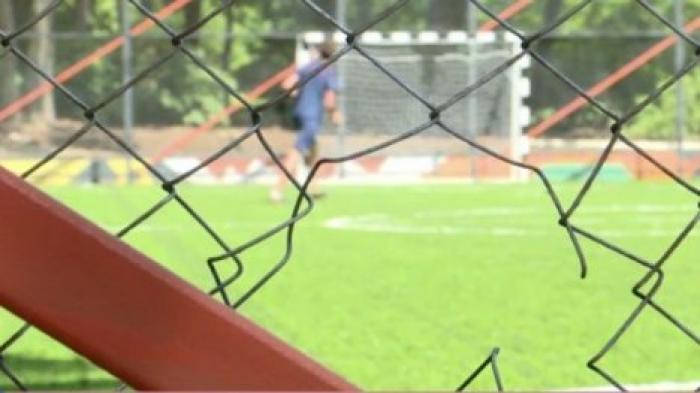 Вандалы продырявили сетку вокруг футбольного поля в парке "Долина роз"