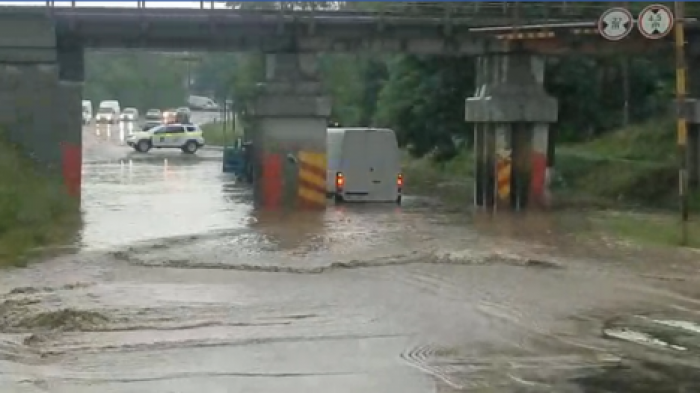 В Каушанах дождь затопил улицы города: движение транспорта затруднено
