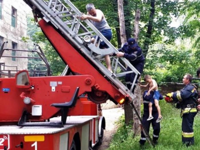 В квартире на Мунчештской вспыхнул пожар: спасатели эвакуировали людей