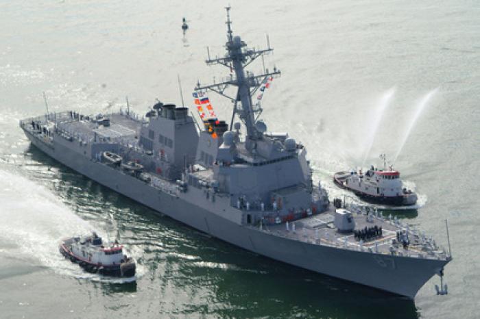 ВМС США направили в Оманский залив ракетный эсминец для защиты танкеров