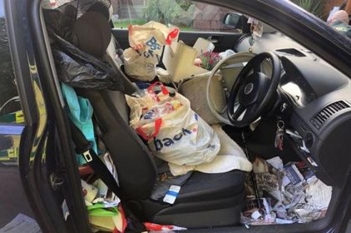 Водитель потерял тормоз в захламленной машине и попал в аварию