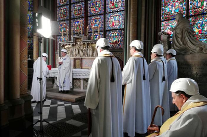 В соборе Парижской Богоматери отслужили мессу в касках