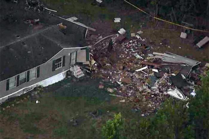 В США самолет врезался в жилой дом