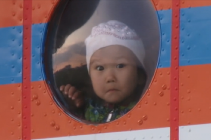 Застрявших из-за паводка на крыше россиян эвакуировали на вертолете