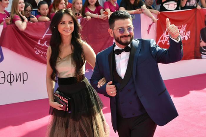 Агент прокомментировал слухи о разводе Галустяна