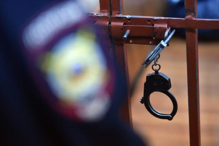 Арестованные офицеры ФСБ отобрали деньги у бизнесмена в банке