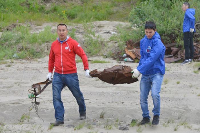 Берег Енисея очистили от мусора и лома