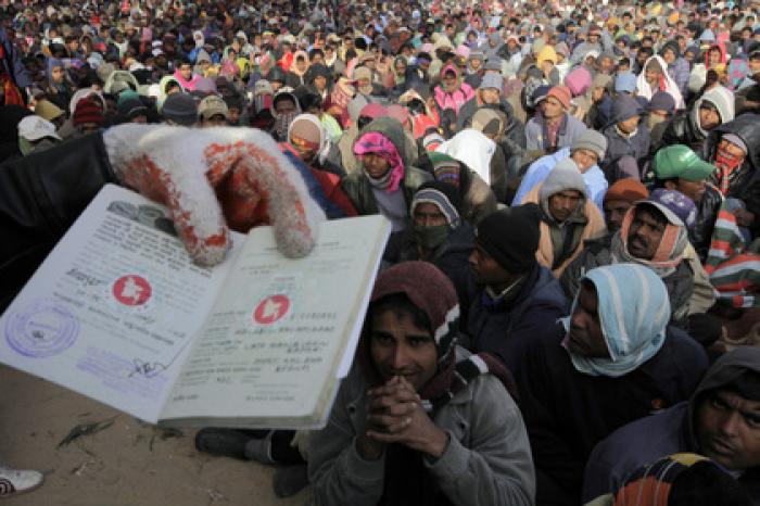 Десятки беженцев погибли после авиаудара по лагерю в Триполи