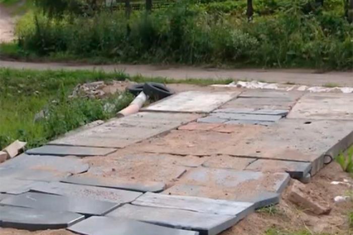 Дорогу в российском поселке застелили надгробиями