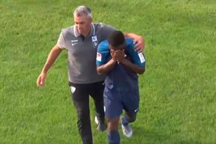 Футболист оскорбил темнокожего соперника и довел его до слез во время матча