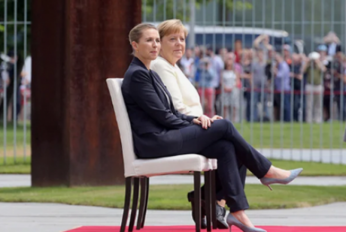 Из-за дрожи Меркель разрешили слушать гимн сидя