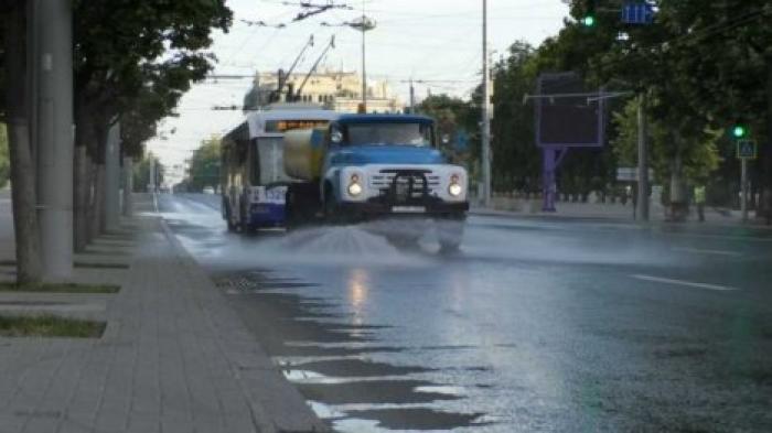 Кишинев "плавится" от жары: улицы столицы начали поливать водой