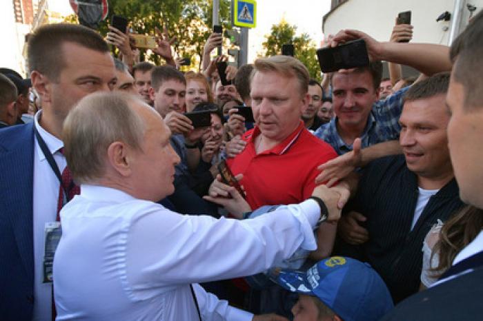 Кремль объяснил выход Путина к людям в Екатеринбурге