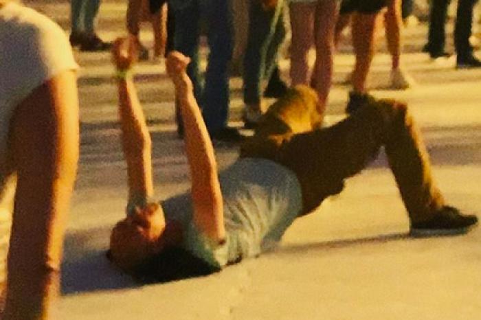 Лобода объявила о поиске танцевавшего лежа на ее концерте мужчины
