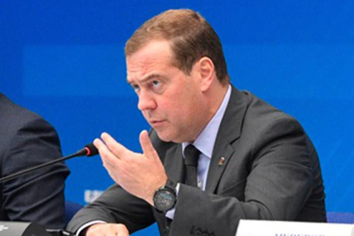 Медведев пообещал деньги на тушение пожаров в Сибири