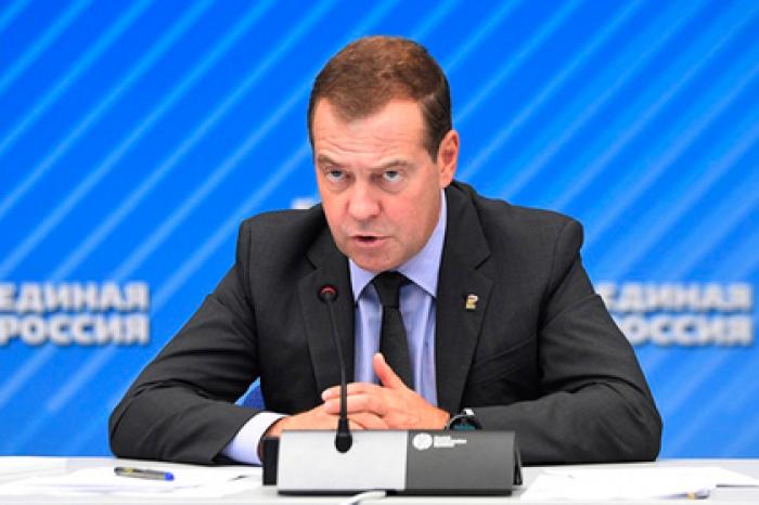 Медведев поручил взять под контроль пожары в Сибири