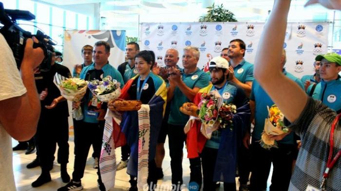 Молдавских борцов, завоевавших медали в Минске, в аэропорту встречали музыкой и хлебом-солью
