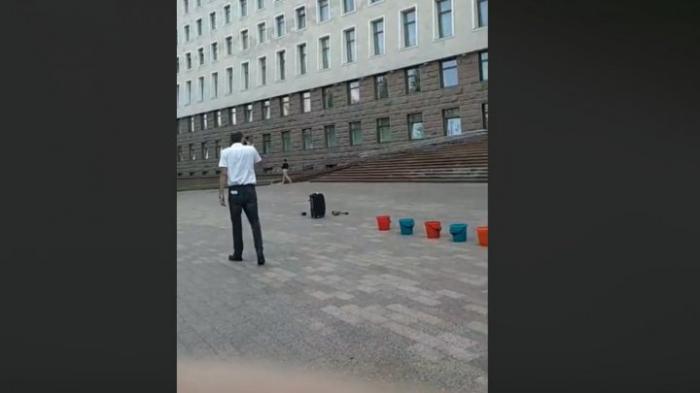 Молочный протест у парламента: Андрей Доникэ недоволен, что депутаты не выполняют свои обещания