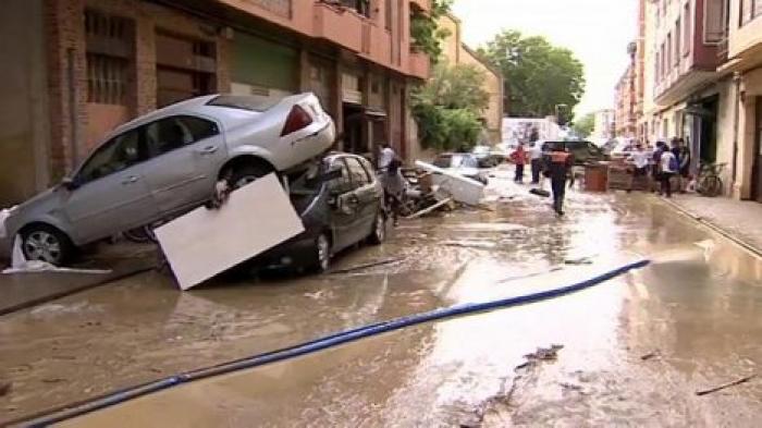 Мощное наводнение в испанской Наварре смывает машины, есть погибший